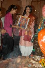 Shilpa Shetty at Andheri Ka Raja  ganpati in Andheri, Mumbai on 15th Sept 2011 (14).JPG